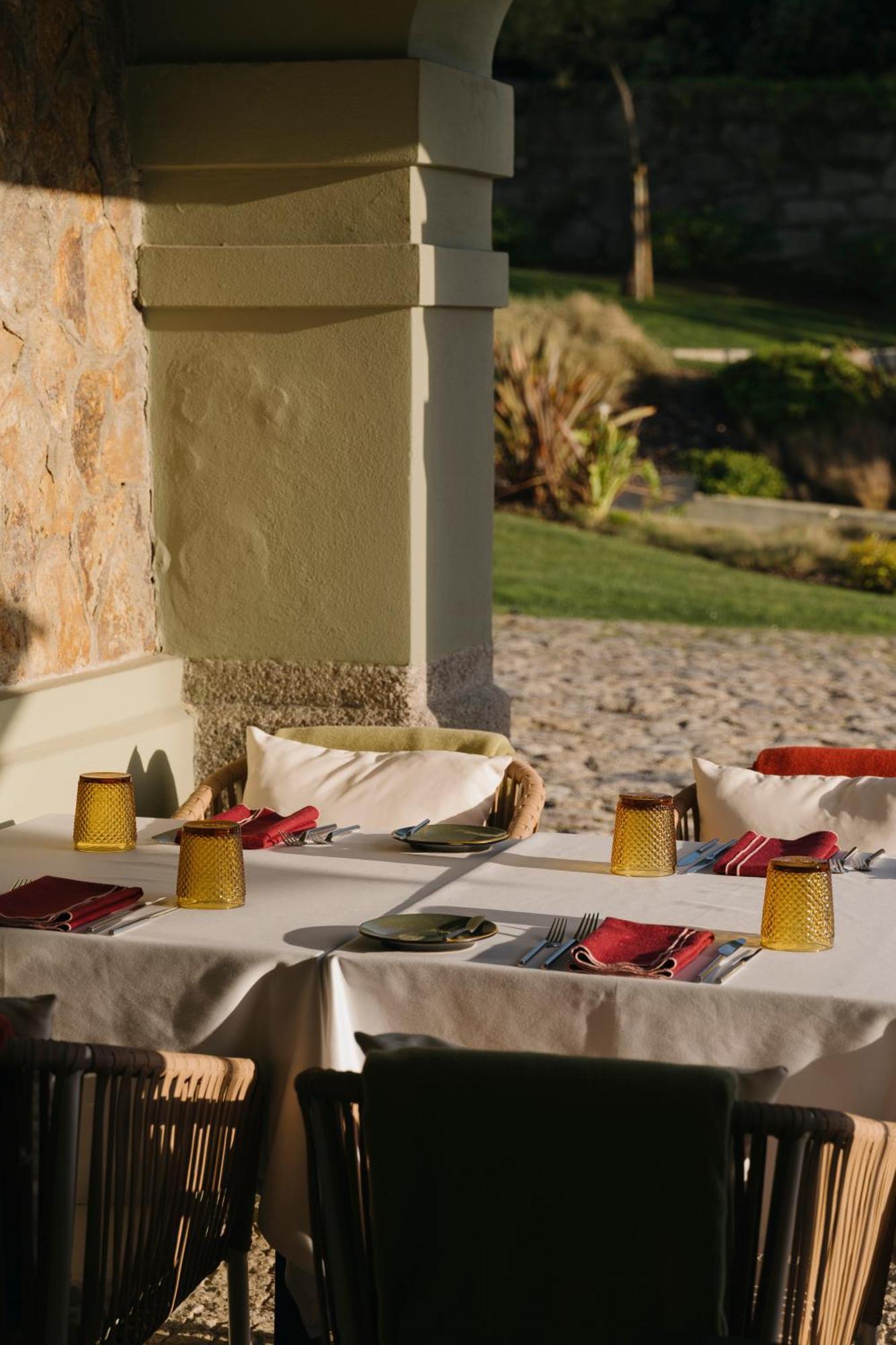 วีลา ฟอซ โฮเต็ล แอนด์ สปา Hotel ปอร์โต ภายนอก รูปภาพ A table set for dinner